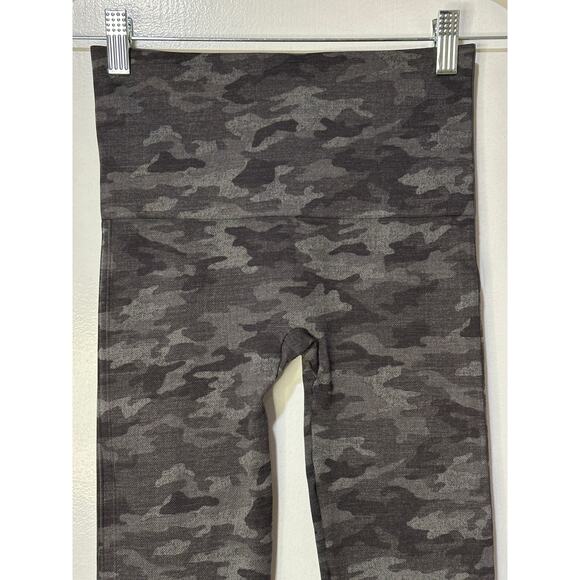 SPANX Look At Me Now Seamless Shapewear Gray Camo Cropped Leggings EUC - Picture 3 of 10